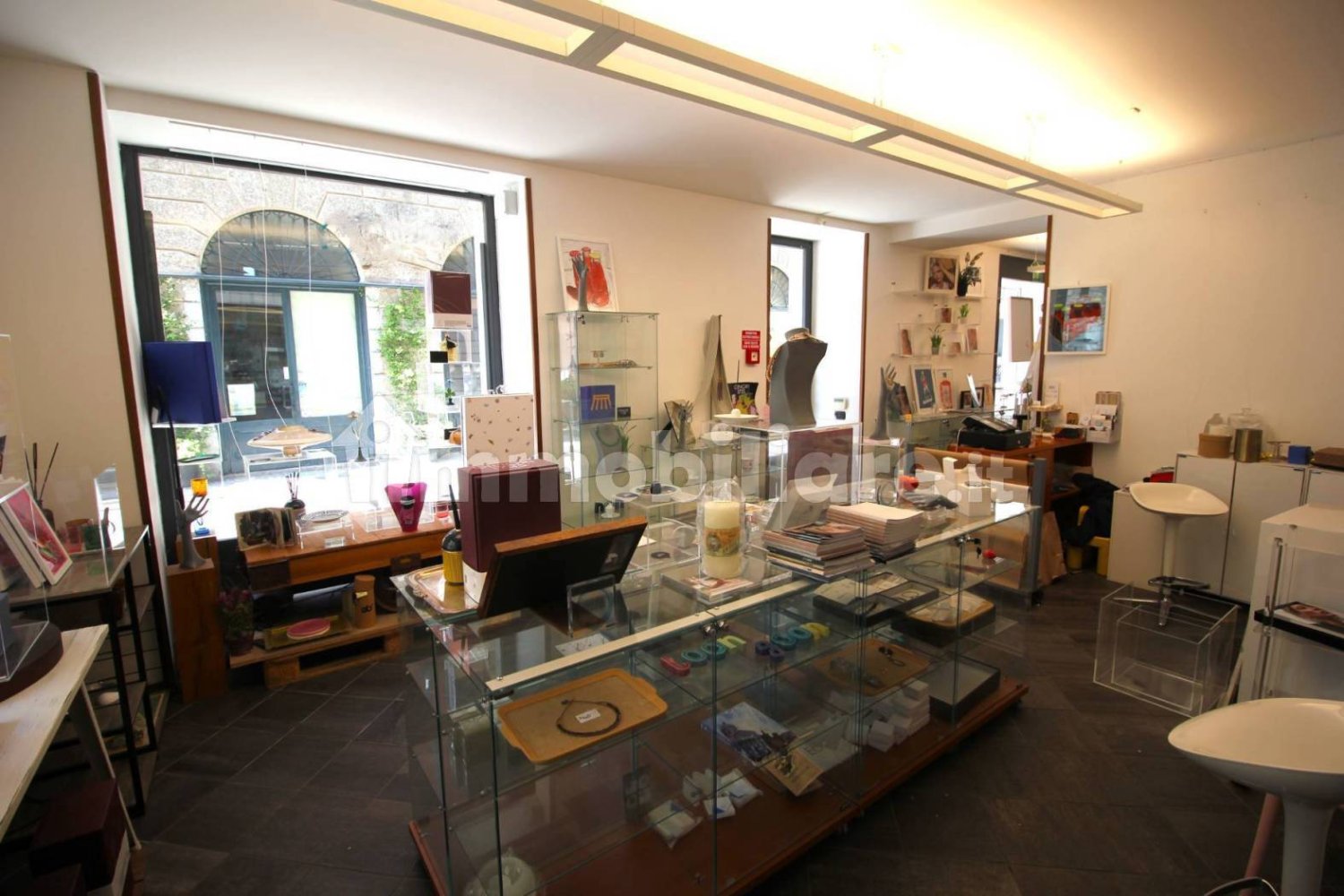 3 rooms Commercial property in Como, Italy No. 261926