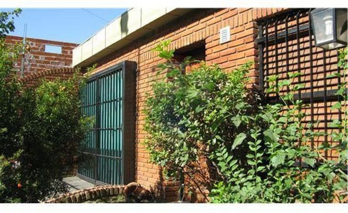 5 bedrooms House in Malvinas Argentinas, Argentina No. 16608