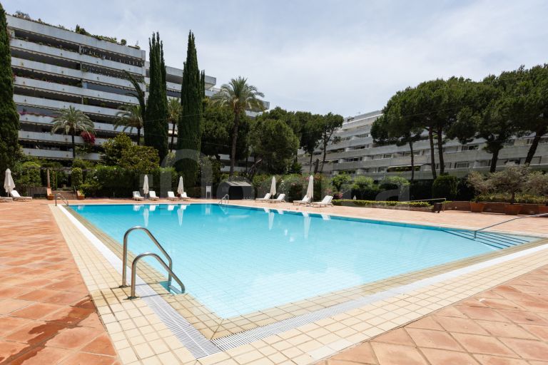 Apartamento de 3 dormitorios en Marbella, Spain No. 144935