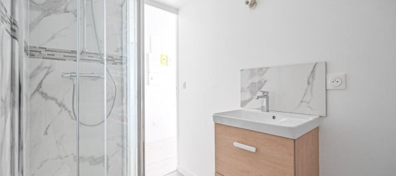 Studio in Paris, France No. 184034 6