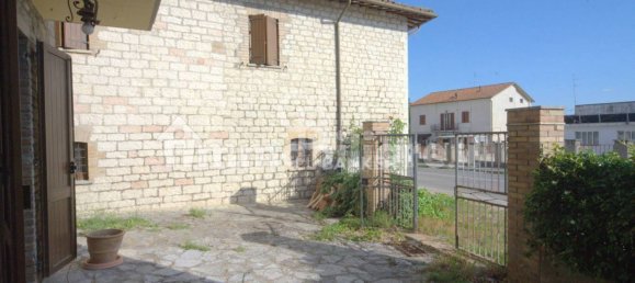 4 bedrooms House in Gubbio, Italy No. 356587 3