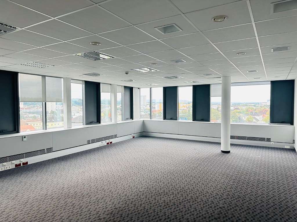 680m² Office in Wels, Austria No. 38874