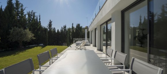 5 bedrooms Villa in Marbella, Spain No. 19596 4