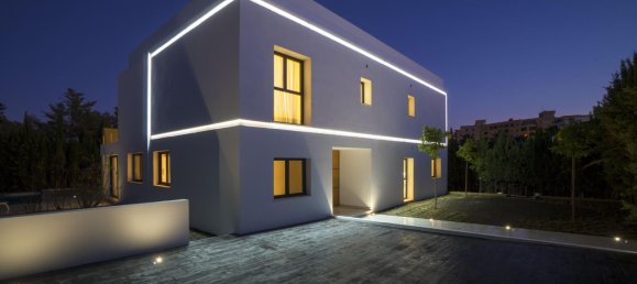 5 bedrooms Villa in Marbella, Spain No. 19596 8