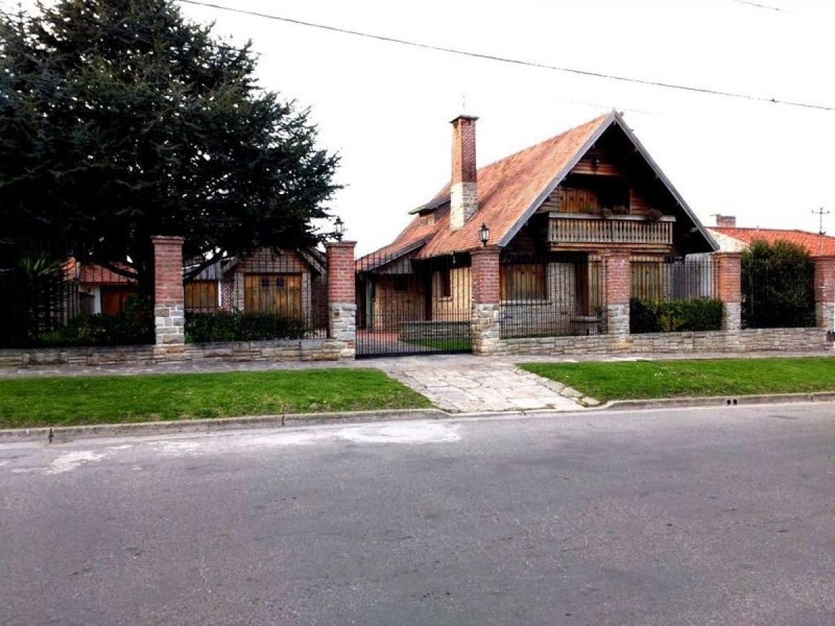 5 bedrooms House in Mar del Plata, Argentina No. 77236