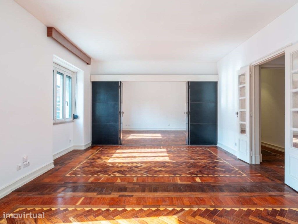 4 bedrooms Apartment in Lisbon, Portugal No. 90109