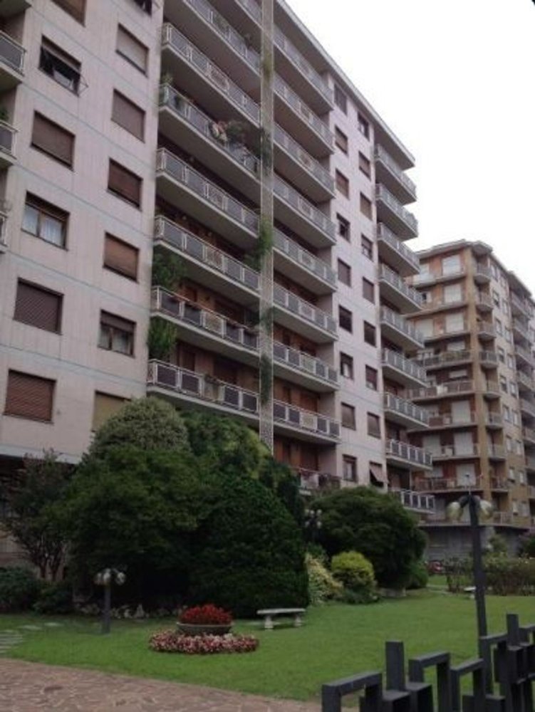 6 rooms Apartment in Turin, Italy No. 273787