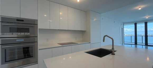 3 dormitorios propiedad comercial en alquiler en Miami, Miami-Dade, Florida, USA № 614258 2