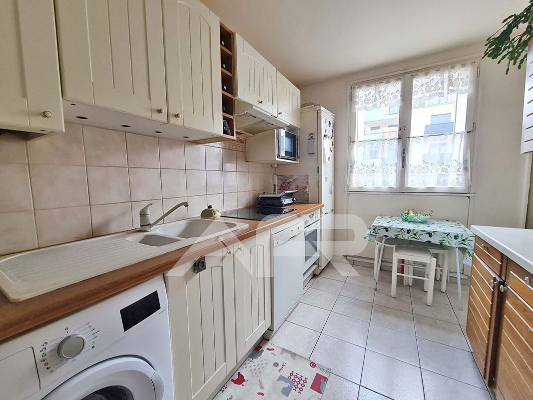 3 bedrooms Apartment in Chatou, France No. 163139