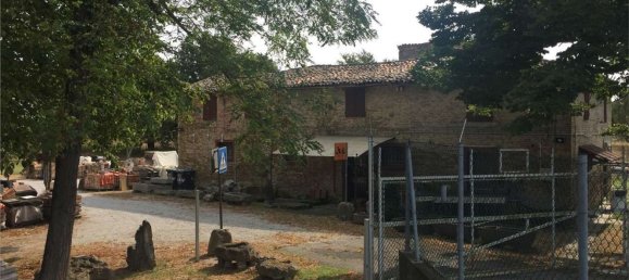 825m² Commercial property in Ravenna, Italy No. 269904 2