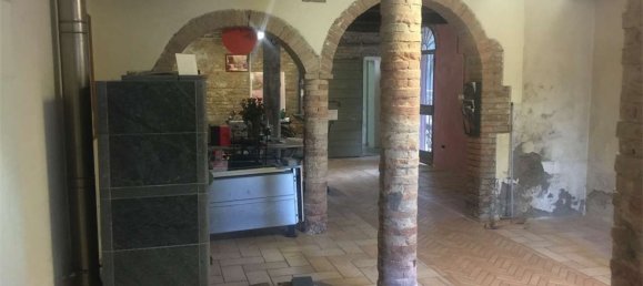 825m² Commercial property in Ravenna, Italy No. 269904 8