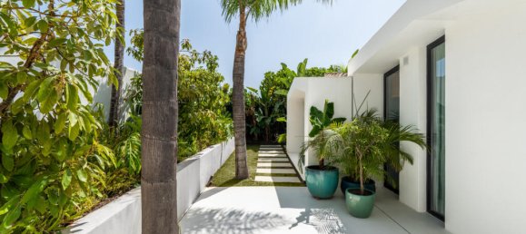 5 bedrooms Villa in Marbella, Spain No. 106221 16