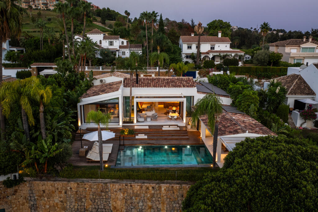 5 bedrooms Villa in Marbella, Spain No. 106221