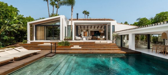 5 bedrooms Villa in Marbella, Spain No. 106221 2