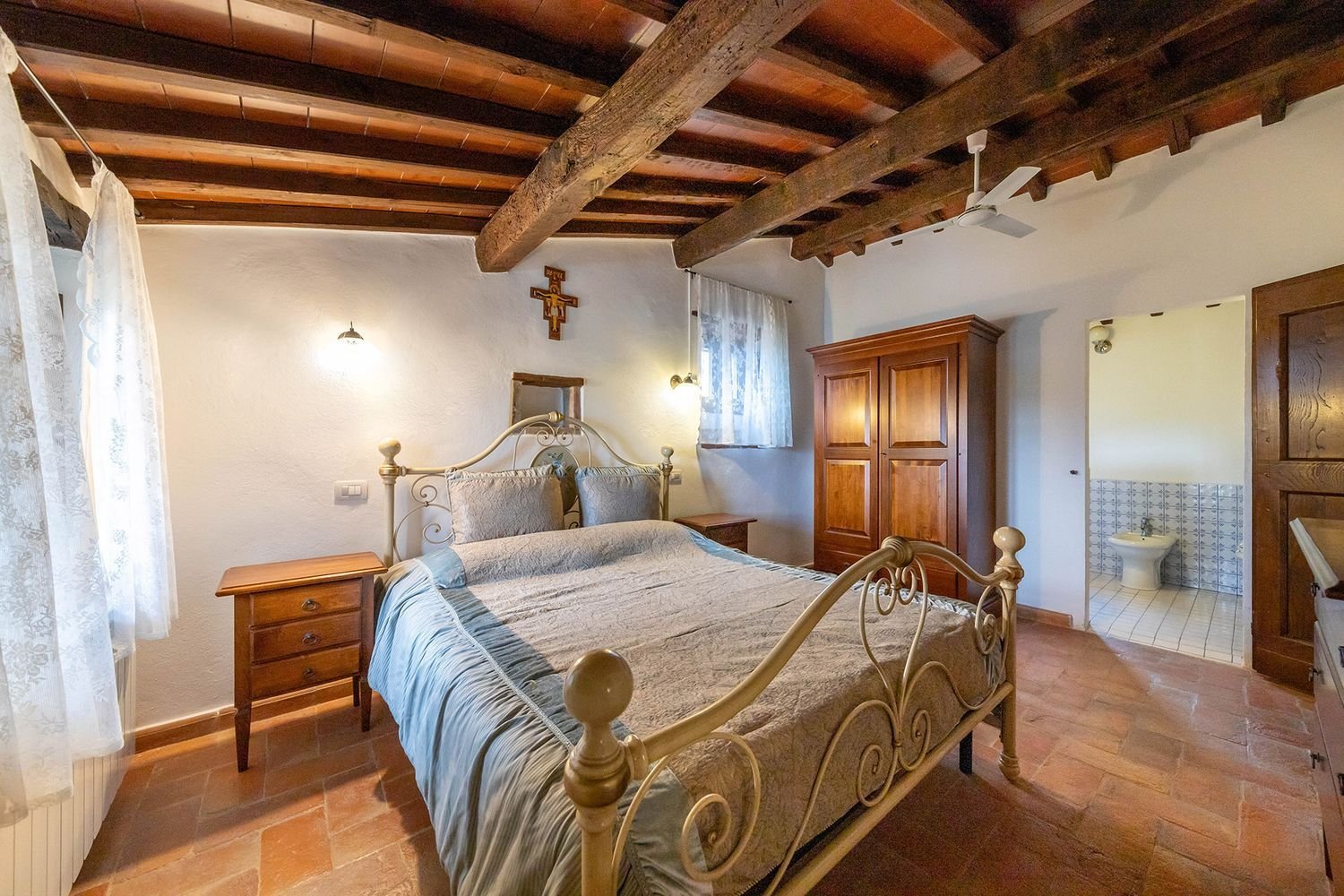 Квартира с 2 комнатами в Кортона, Италия № 127188