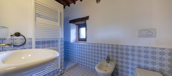 Квартира с 2 комнатами в Кортона, Италия № 127188 3