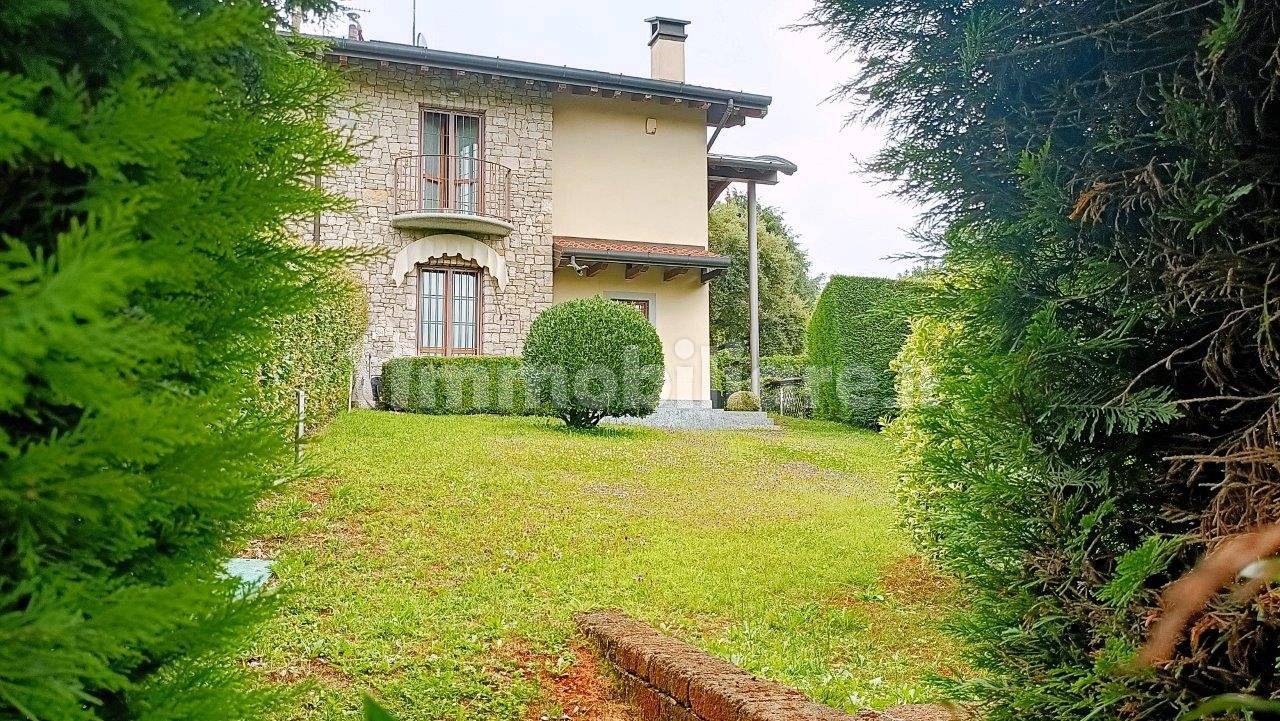 2 bedrooms Villa in Usmate Velate, Italy No. 337524