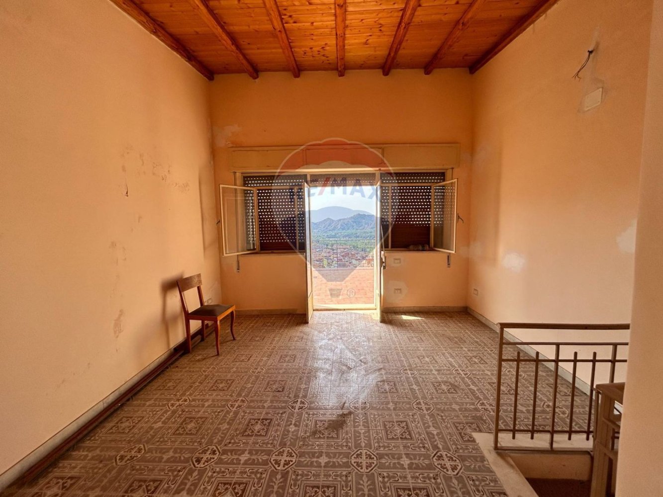 Дом с 7 комнатами в Гаджи, Италия № 64776