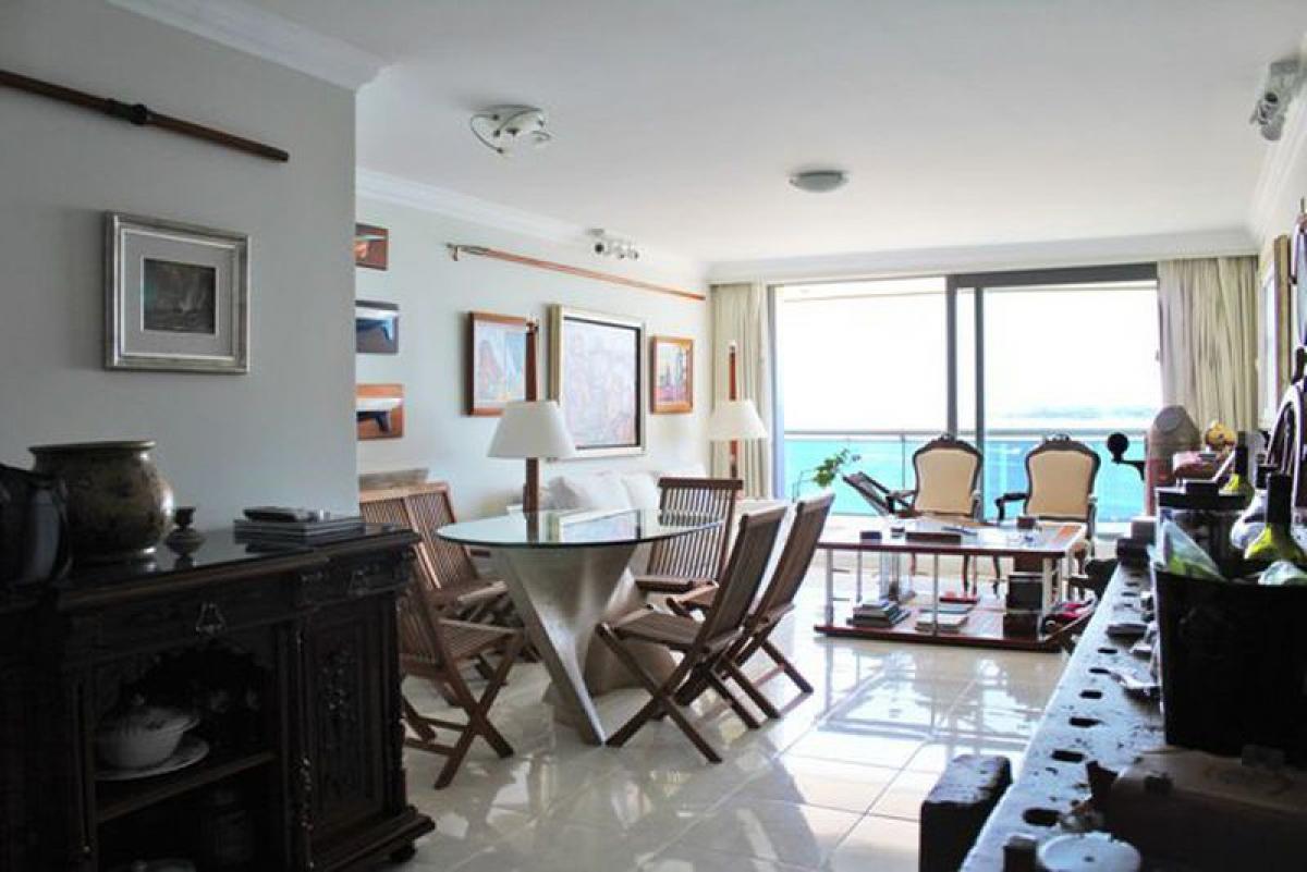 Apartamento de 3 dormitorios en Maldonado, Uruguay No. 5197