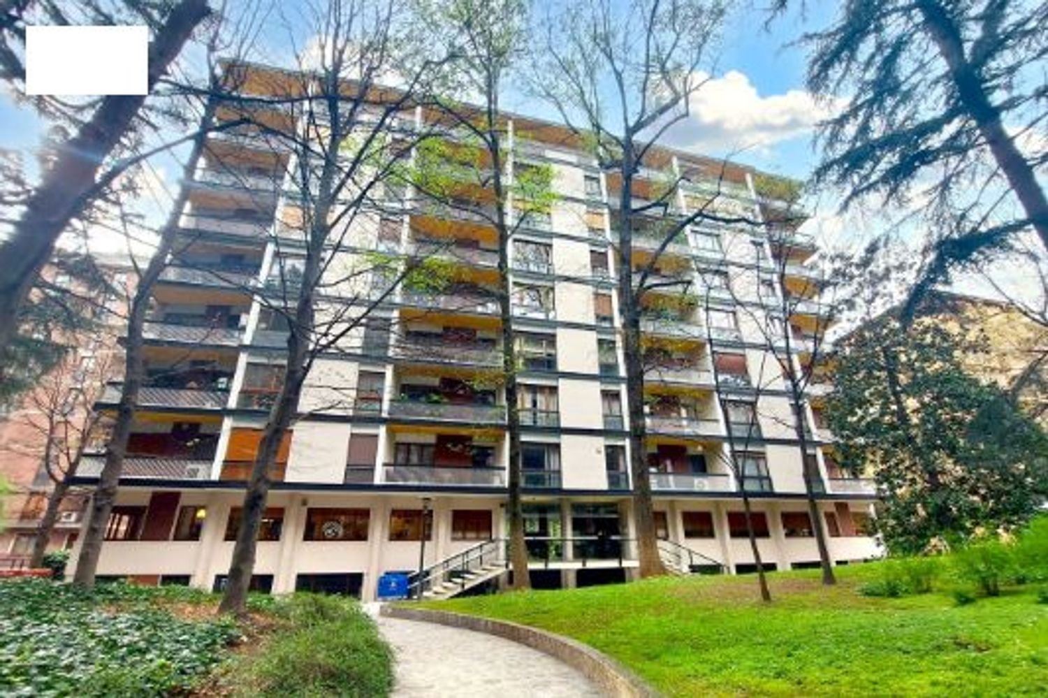 20 rooms Office in Milan, Italy No. 239099