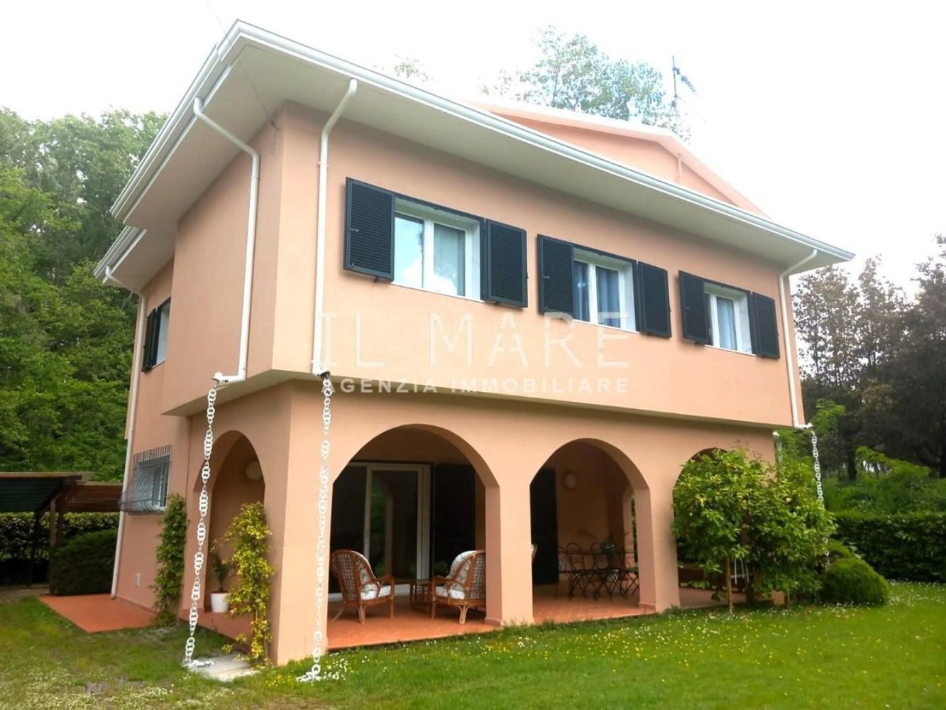 8 rooms Villa in Massa, Italy No. 46351