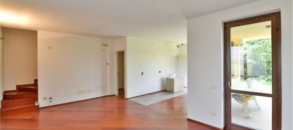 Вилла с 6 комнатами в Ровелласка, Италия № 333711 2