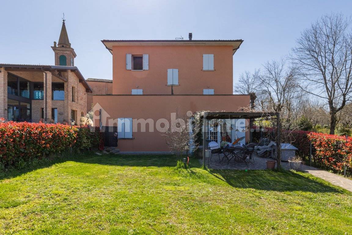 5 rooms Building in Valsamoggia, Italy No. 201121