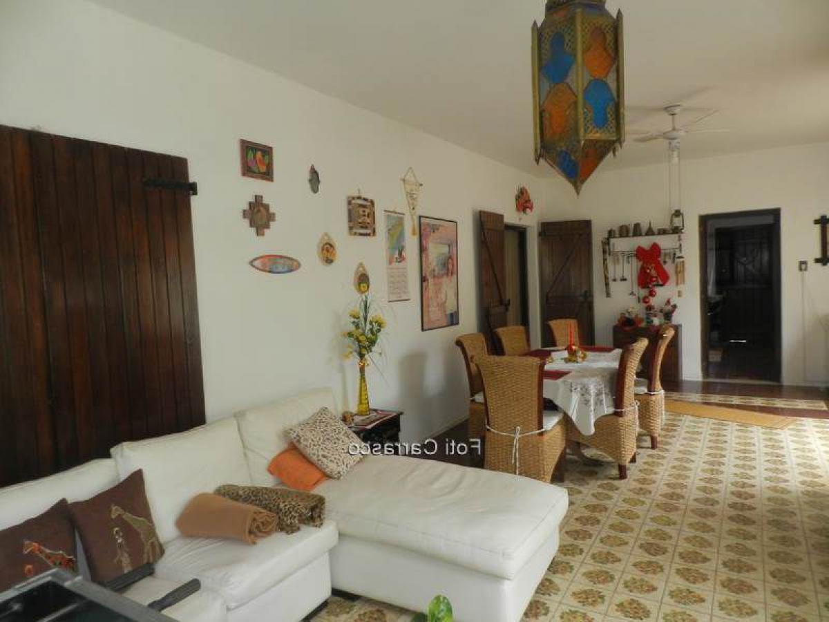 Casa de 6 dormitorios en Canelones, Uruguay No. 871