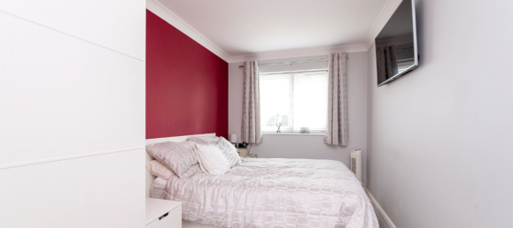 3 bedrooms House in Aldershot, United Kingdom No. 977 6