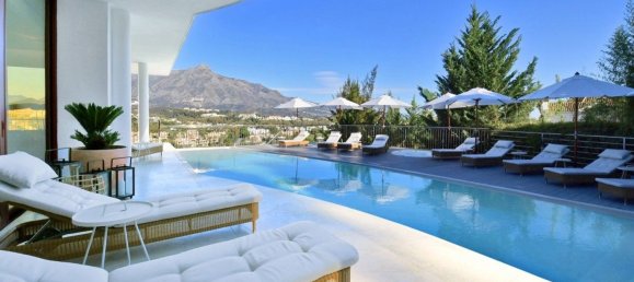 7 bedrooms Villa in Marbella, Spain No. 91803 3