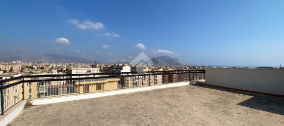 4 rooms Apartment in Palermo, Italy No. 1753 3