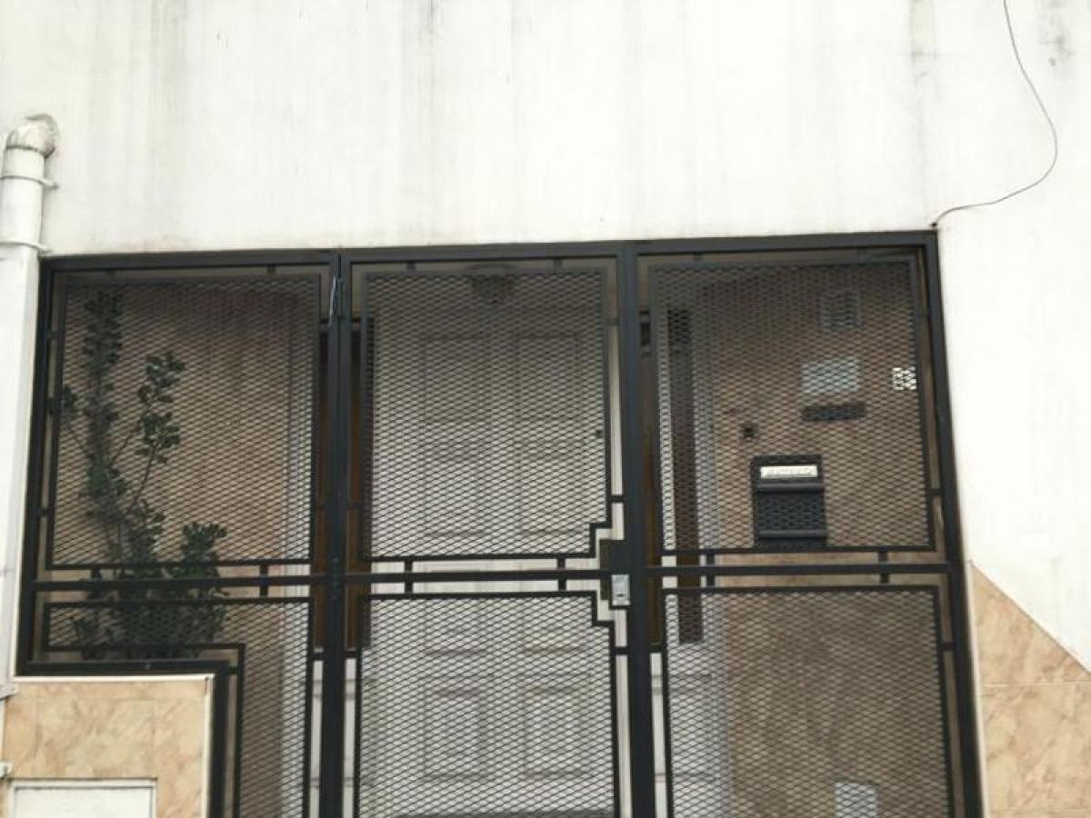 Casa de 2 dormitorios en General San Martín, Argentina No. 59440