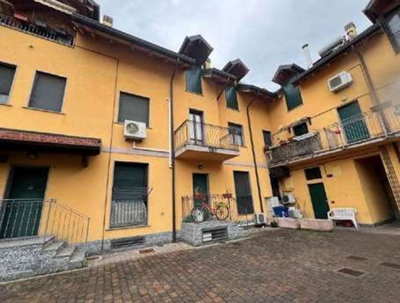 3-salle Appartement à Rho, Italy No. 290535