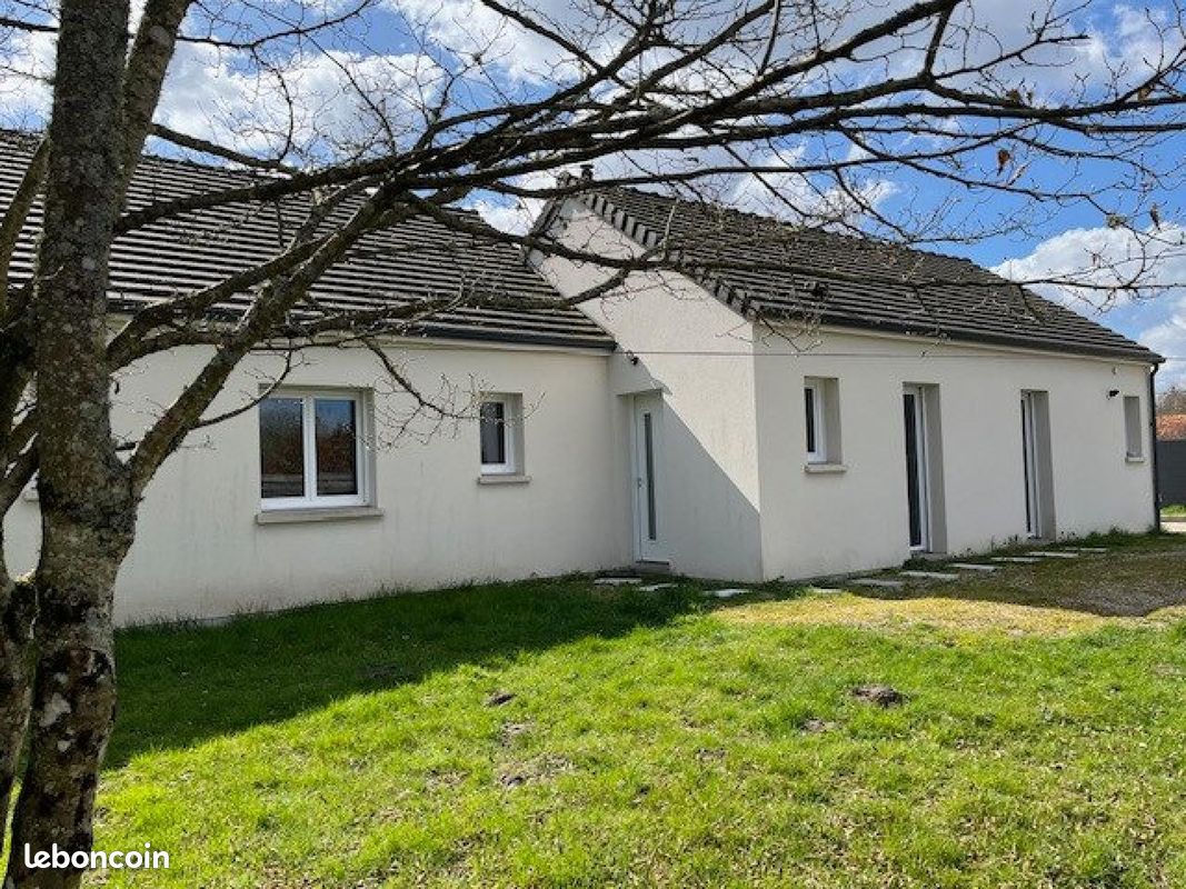 Casa de 3 dormitorios en Sennely, France No. 213209