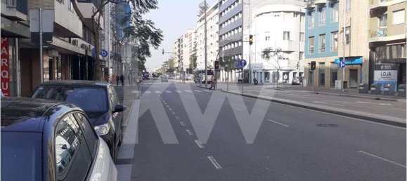349m² Commercial property in Porto, Portugal No. 37912 9