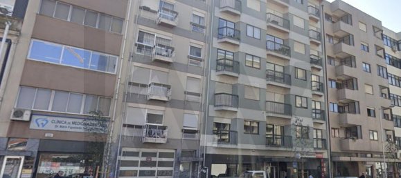 349m² Commercial property in Porto, Portugal No. 37912 15