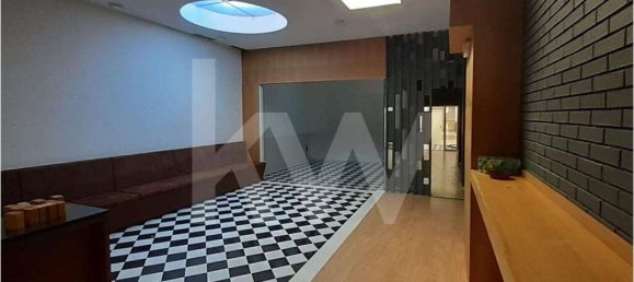 349m² Commercial property in Porto, Portugal No. 37912 12