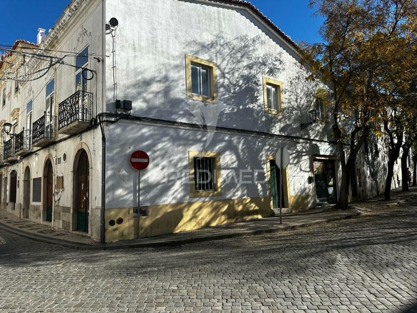 324m² Building in Abrantes, Portugal No. 190418