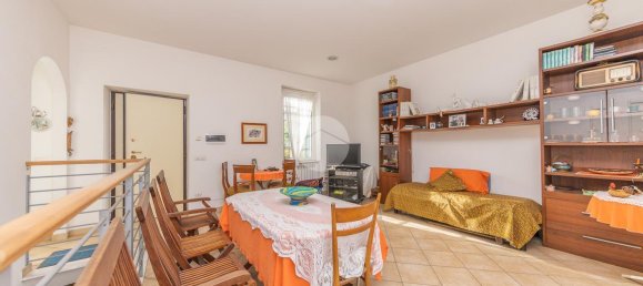 2 rooms Villa in Rome, Italy No. 18399 3