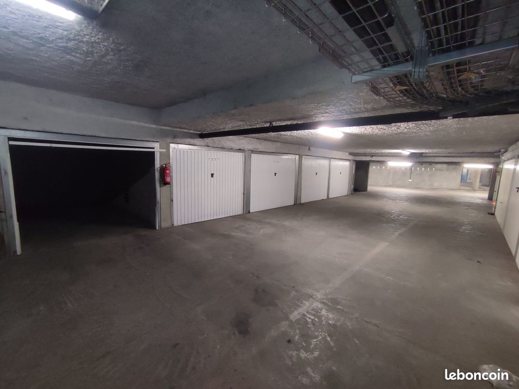 Garagem em Villeurbanne, France N.º 284581