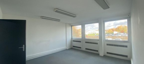 2224m² Office in Neuville-en-Ferrain, France No. 88999 3