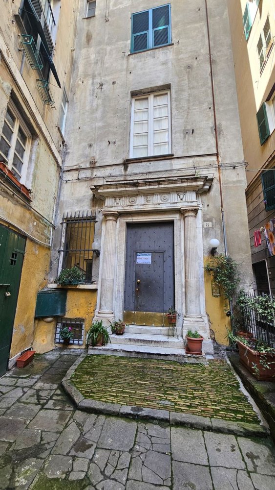 6 rooms Apartment in Genoa, Italy No. 39207