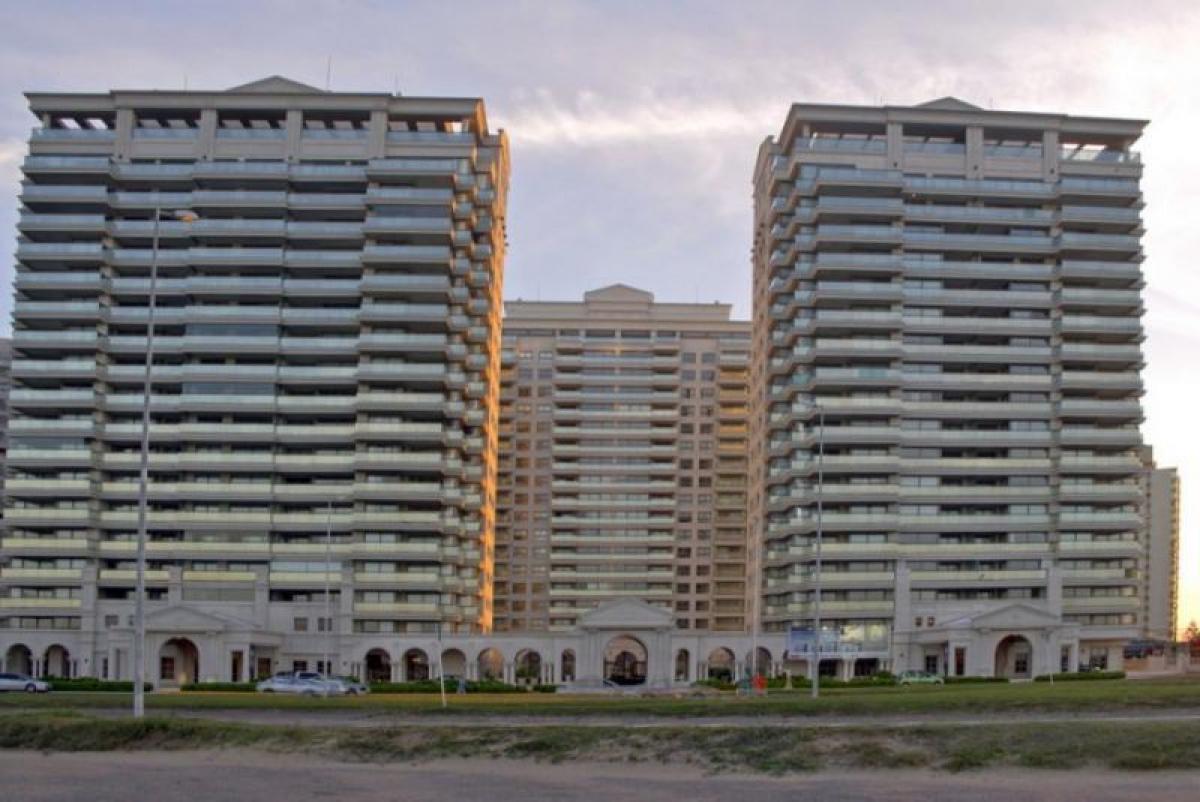 4 bedrooms Apartment in Maldonado, Uruguay No. 12169