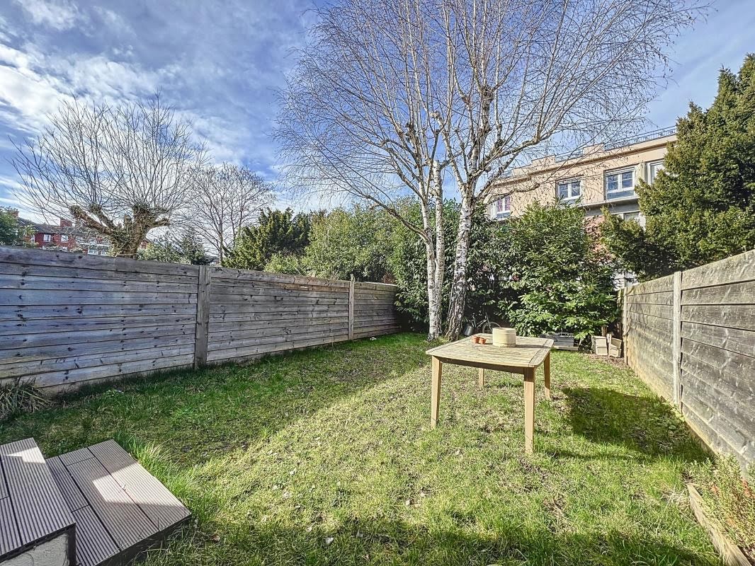 3 bedrooms House in Suresnes, France No. 128681