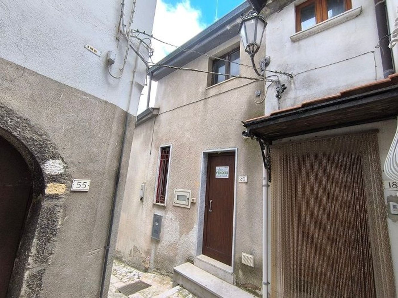 3 bedrooms House in Castelvetere sul Calore, Italy No. 402487