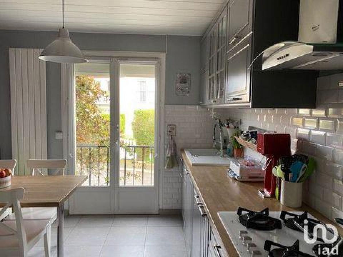 3 bedrooms House in Villepreux, France No. 31073