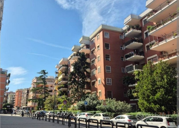 1 room Commercial property in Bari, Italy No. 258395