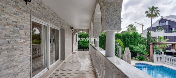 4 bedrooms Villa in Marbella, Spain No. 141461 2