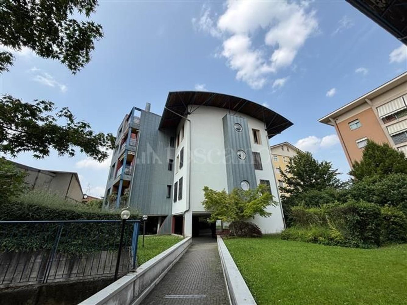 2-salle Appartement à Monza, Italy No. 263423