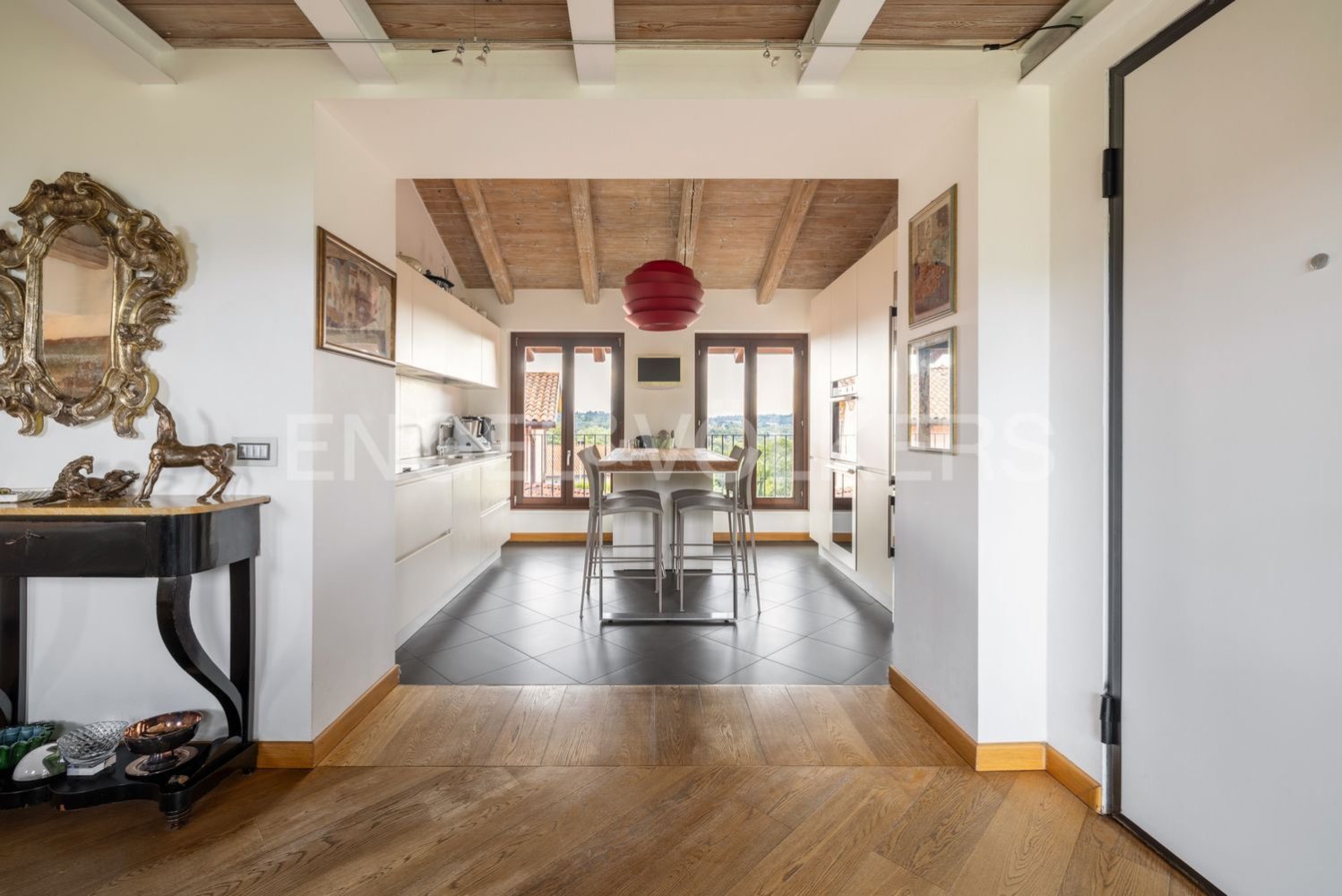 6 rooms Apartment in Varese, Italy No. 109085